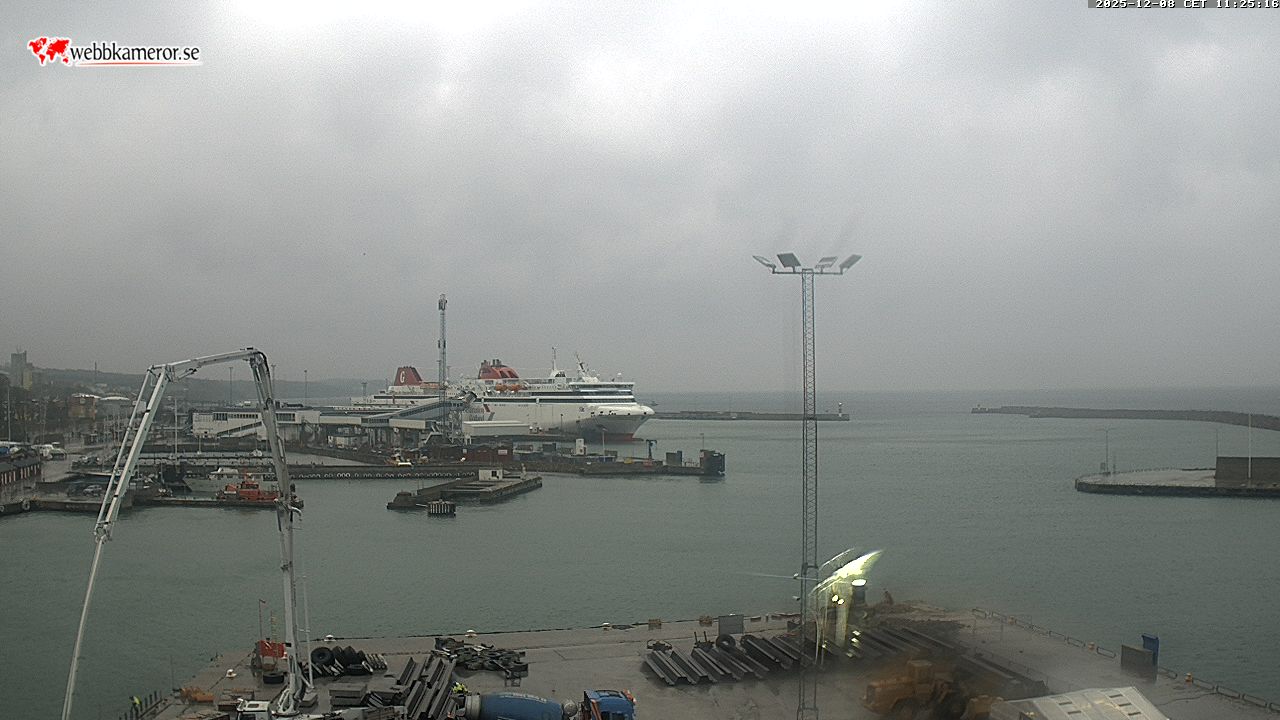 ゴットランド島、ヴィスビー港、フェリーターミナルと港の入り口の眺め